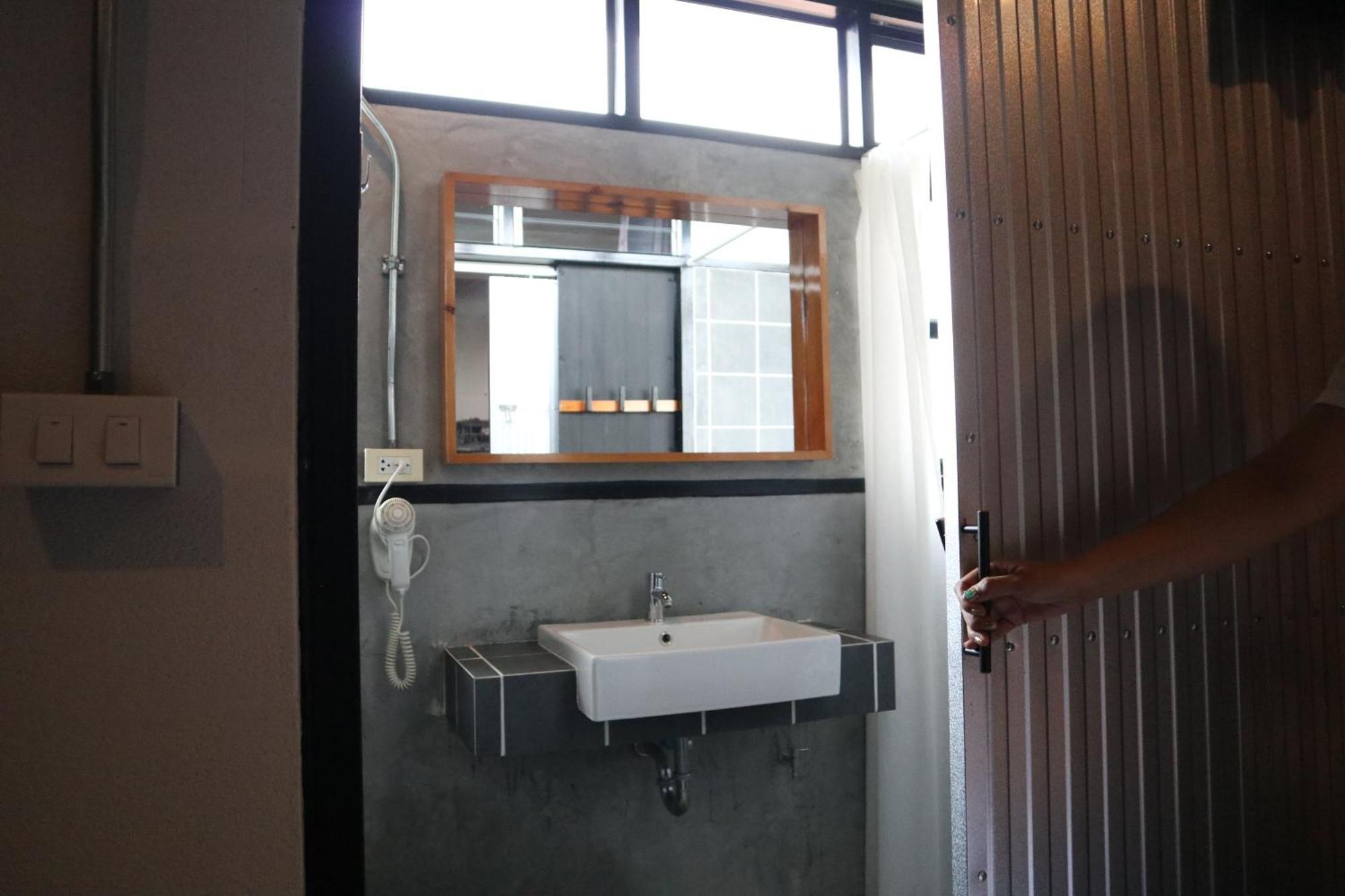 Blu Monkey Hub & Hotel Surat Thani Buitenkant foto